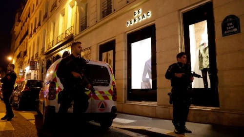 5月12日晚，巴黎市中心发生一名男子挥刀攻击5人事件，随后警方封锁现场。