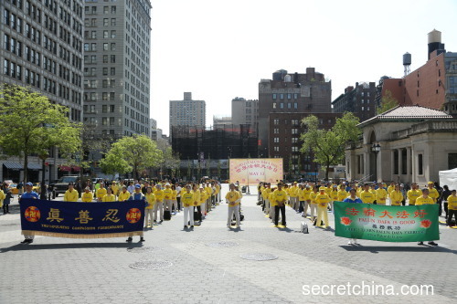5月10日上午，約兩百名紐約部分法輪功學員在紐約曼哈頓聯合廣場舉辦煉功活動。