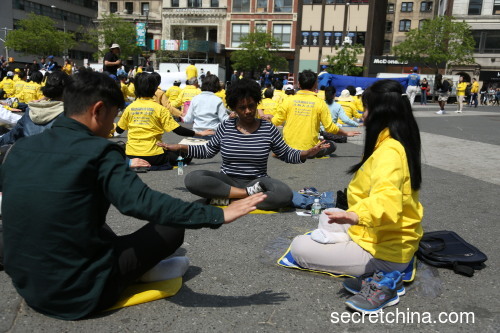 5月10日上午，约两百名纽约部份法轮功学员在纽约曼哈顿联合广场炼功，有人当场就开始学炼起来。