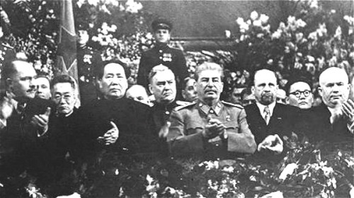 1949年毛泽东率团访问苏联时与斯大林合影。