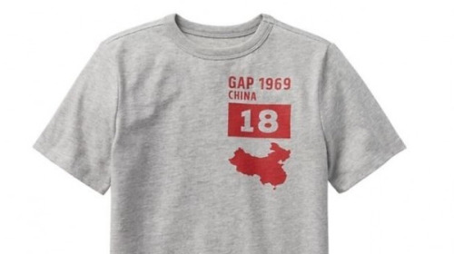 美國服飾蓋璞公司（Gap）販售的一款T恤印著中國地圖。