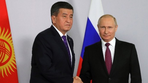 2018年5月14日，吉尔吉斯斯坦总统Sooronbai Jeenbekov（L）和俄罗斯总统普京在索契最高欧亚经济委员会会议前握手。