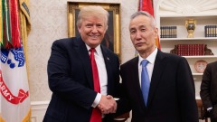川普與劉鶴微笑握手釋放出一個信息(圖)