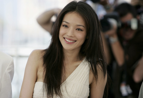 舒淇出生在台北新店，由于家境贫寒，她高中辍学后就当上了业余模特，开始赚钱养家。