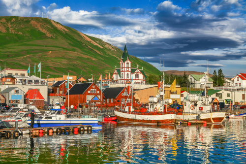 冰岛许多城镇远远望去，仿佛童话故事的场景，布满糖果屋。