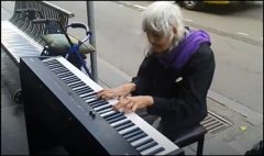82歲坎坷老奶奶卻用琴聲撫慰了世界(組圖)