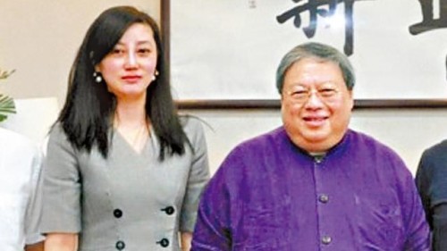 来自陕西、前《大公报》记者、现任中华能源基金会的首席主任张雅（左）与何志平（右）。