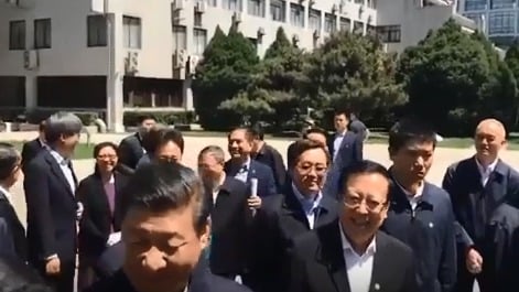 習近平到訪北大，北京市委書記和北大書記校長等大批官員陪同。
