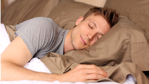 在睡覺之前先放鬆一下自己，可以讓我們睡得香，並且不會打鼾。