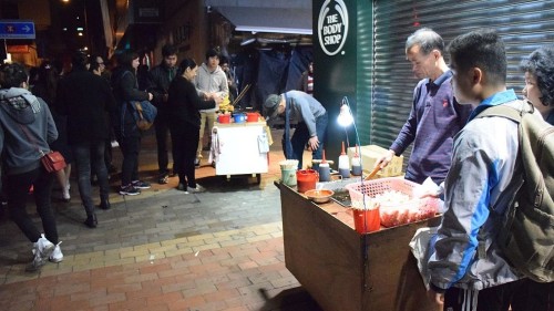 香港旺角街頭的流動熟食小販
