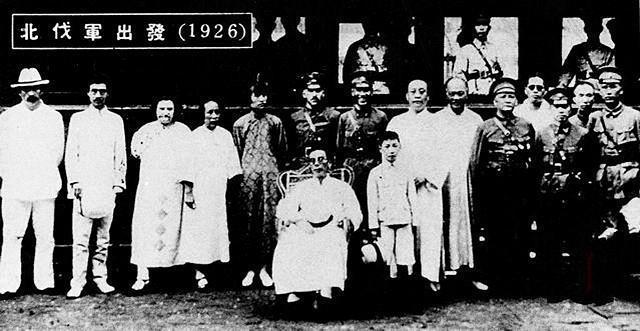 1926年7月27日，蒋介石统帅国军在广州黄沙车站出征北伐，国民政府主席谭延闿、吴稚晖、参谋总长李济深（右二）、代参谋总长白崇禧