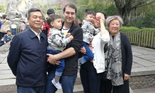 日前，网上流传一张蔡英挺家人的照片，左二被指是他的洋女婿。（网络图片）