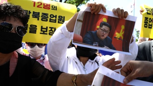 2018年5月19日，朝鮮脫北者在韓國首爾舉行集會期間撕毀金正恩照片。