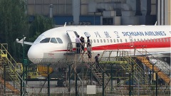 四川客機降落突遭7輛消防車包圍原因不明(圖)
