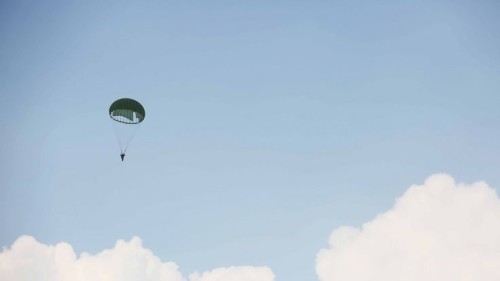 許多民眾可能不知道，國軍傘員跳傘前都會由「自摺自跳」保傘連試風員先行躍出測試風速、風向數據，並回報給空中修正航向，必須擁絕佳技術與經驗才能勝任。
