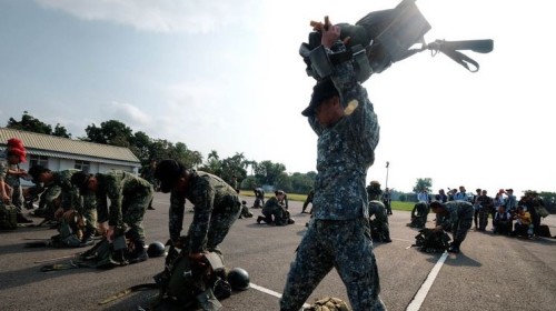 陸軍航特部空降訓練中心22日對外公開傘兵訓練情形，圖為航特部人員在屏東機場整備，執行跳傘任務。