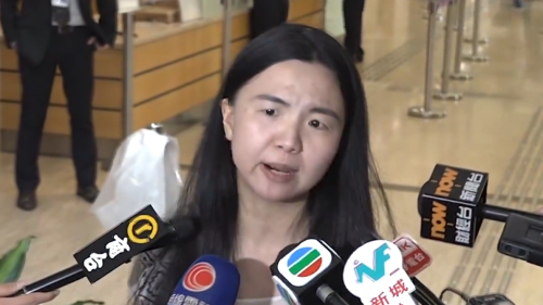 香港高等法院多次審理2016年旺角騷亂案件時，都有內地人士違反法庭規定在庭內拍照，至今已經在3個月內發生4宗。昨日早上再有一名內地女子在庭內拍照，港媒發現，該名女子全名為唐琳，是中國鐵建投資部副總經理。