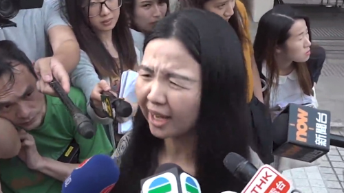 唐琳玲自稱持有香港身分證，但前日被遣返大陸。港媒調查後發現，她其實持有的並非「香港永久性居民身份證」。