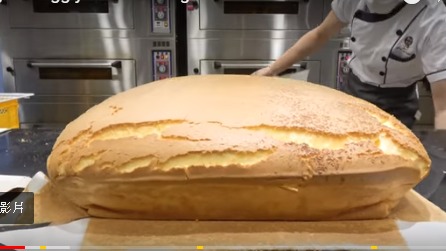 看到一個熱騰騰的巨大海綿蛋糕剛出爐，馬上就把這療癒的一幕給拍下來。