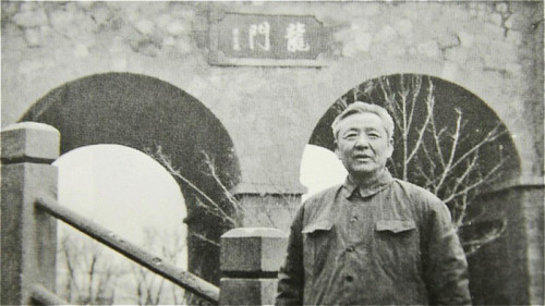 1975年，习仲勋在龙门景区前留影。