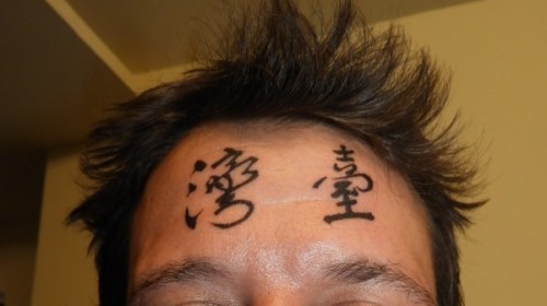 去年10月，羅翰在酒醉後誤跑到刺青店，並「要求」店家在自己額頭上刺上「台灣」兩字、以及在下巴上刺上「台灣地圖」圖樣。