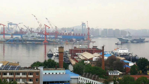 网上流传的照片显示，辽宁舰（图右）回到大连旅顺军港，与位处船坞内的001A型航母“同框”。