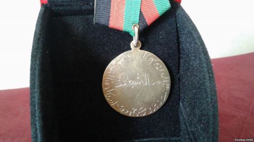 阿富汗民众向美国总统川普赠送的“勇敢勋章”。