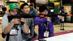 中國留學生旅館前射模擬槍遭警包圍上銬(圖)