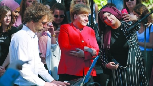 一位穆斯林学生和德国总理默克尔自拍。