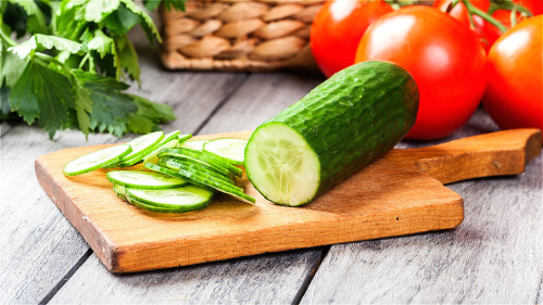 多吃黃瓜等蔬菜，排尿酸的效果相當好。