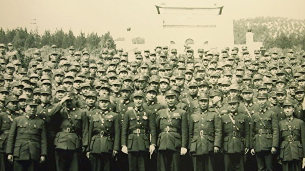 蒋介石（中）率何应钦（左）、白崇禧（右）等高级将领到南京中山陵谒陵