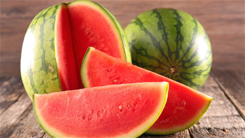富含维生素B1的水果西瓜对溶解肾结石有好处。