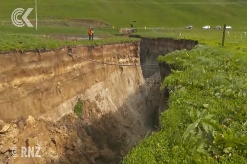 新西兰豪雨过后地表裂出巨大天坑