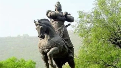霍去病沉着冷静的无畏气势，以及他身后数万汉军铁骑的声威极大的震慑了匈奴部众。