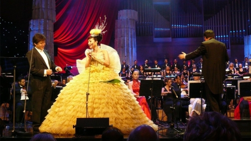 被中共官方吹捧为“中国时尚民歌天后”的汤灿，2008年赴雅典举办“光荣与梦想”演唱会。