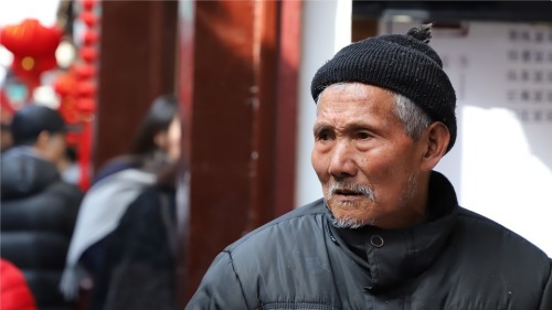 中國老人跟子女移民後徹底傻眼：國外竟然是這樣！