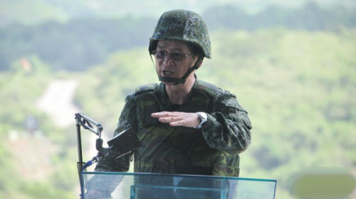 国防部长严德发7日表示严禁国军使用中国厂牌手机。