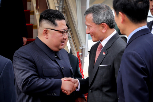 新加坡外交部長維文證實，朝鮮領導人金正恩與代表團下榻酒店費用由新加坡支付。
