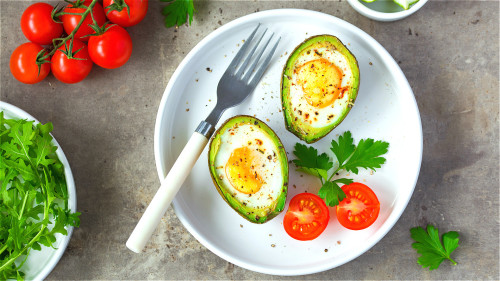 鳄梨是一种健康食品，可以改善坏胆固醇水平，图为鳄梨烤鸡蛋。