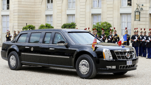 按照惯例，美国总统出访，不管需不需要，特工处总会在空军一号专机上面自带一辆总统专车，以备不时之需