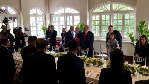 12日美國總統川普和朝鮮領導人金正恩在新加坡召開歷史性會晤，兩人共享融合東西方美味的午宴