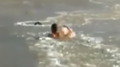 俄男子奋力跳入冰冻的湖中竟然是为了……(视频)