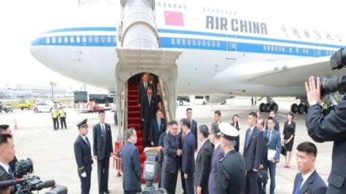 6月10日下午14:40分，金正恩搭乘的中國國際航空波音747專機降落在新加坡樟宜機場（Changi Airport）