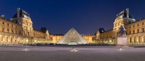 法國羅浮宮玻璃金字塔——貝聿銘設計。