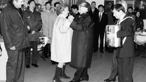 1999年10月24日江澤民不顧禮儀，拉著法國總統希拉克夫人跳舞。