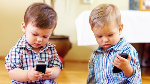 家长要正确引导孩子不玩手机！