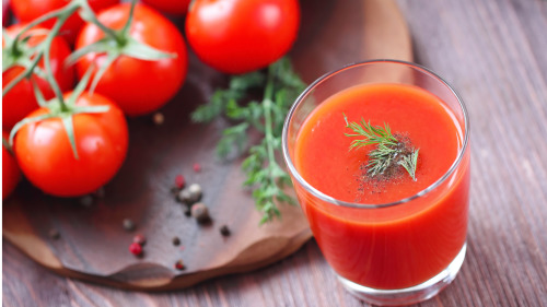 西红柿汁有白嫩肌肤、消退黑斑的功效。