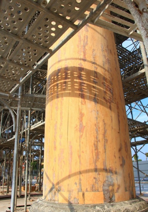 南鲲鯓庙山门大牌楼的立柱，是千年桧木。