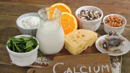 平衡飲食，應多吃對預防中風有益的食物，如牛奶、魚肉、大蒜等。