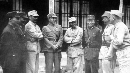1945年，芷江冾降後，參謀總長何應欽跟張發奎等人交談。